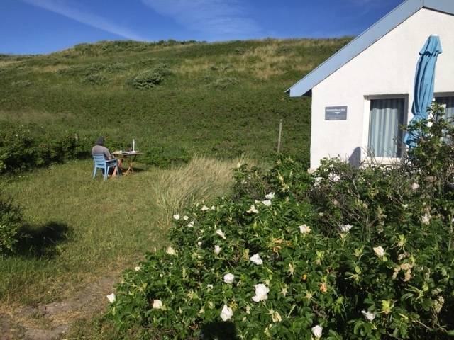 Ontbijten in de tuin van ons Griekse duinhuisje aan zee